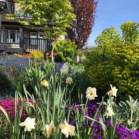 Lovely J Home -Stunning River View Cozy Two Bedroom Private Suite New Westminster Bagian luar foto