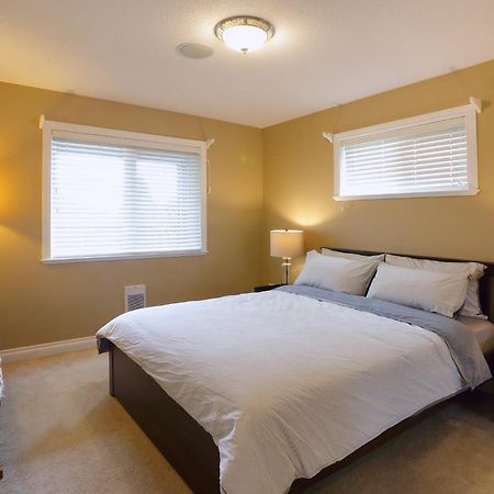 Lovely J Home -Stunning River View Cozy Two Bedroom Private Suite New Westminster Bagian luar foto