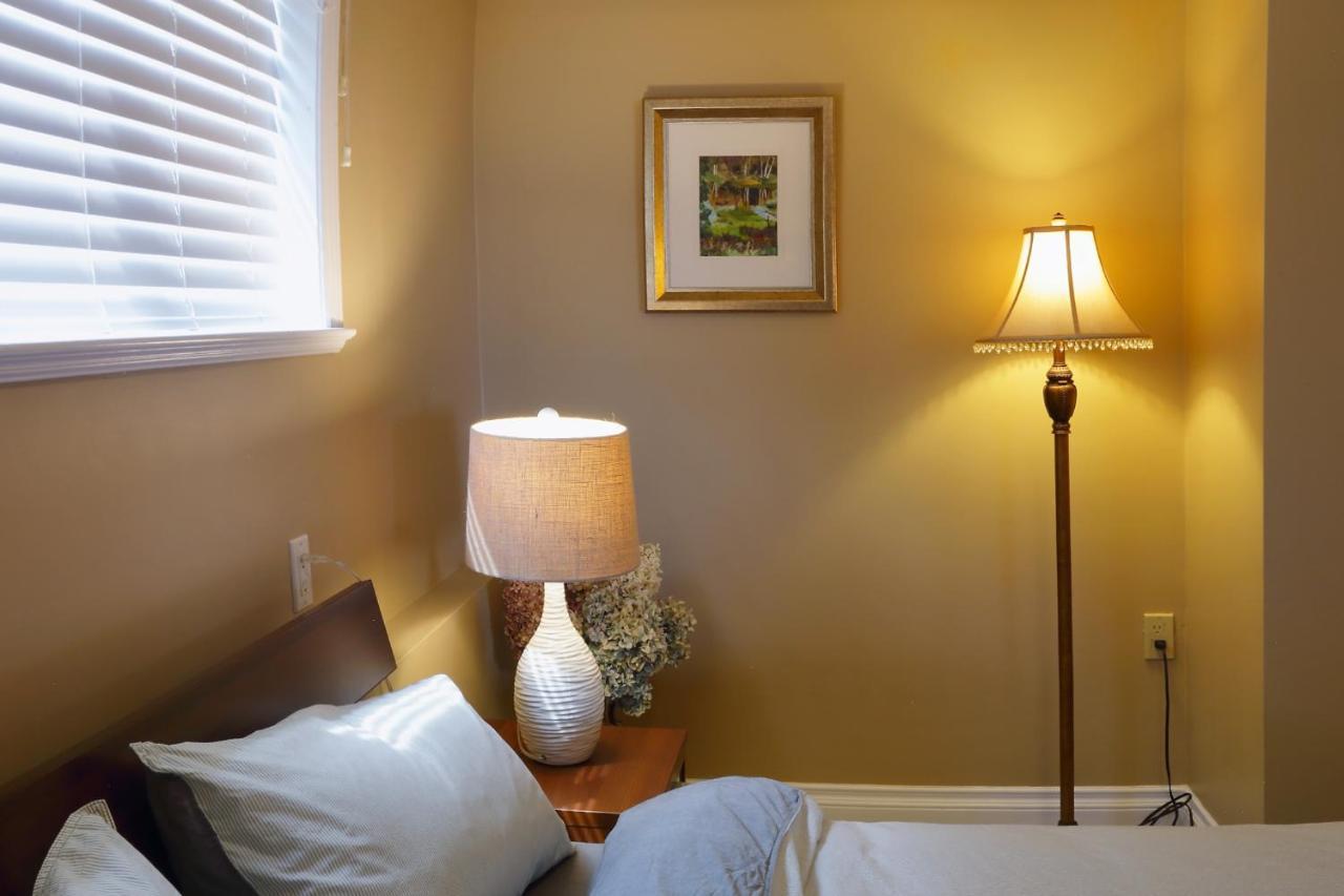 Lovely J Home -Stunning River View Cozy Two Bedroom Private Suite New Westminster Bagian luar foto