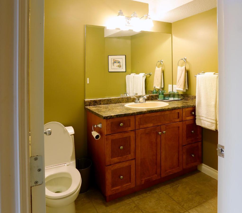 Lovely J Home -Stunning River View Cozy Two Bedroom Private Suite New Westminster Bagian luar foto