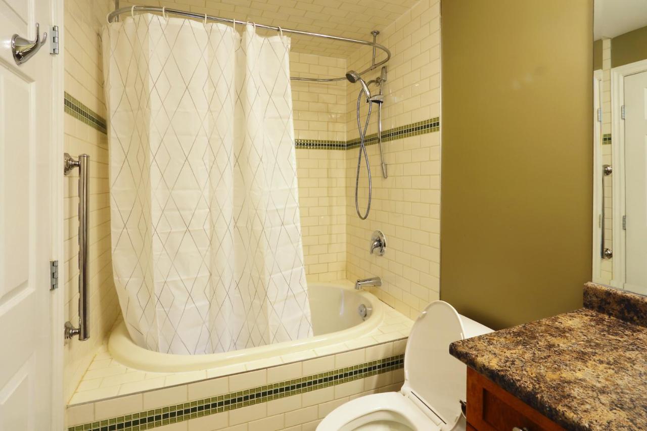 Lovely J Home -Stunning River View Cozy Two Bedroom Private Suite New Westminster Bagian luar foto