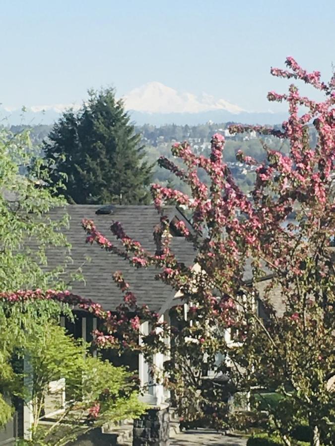 Lovely J Home -Stunning River View Cozy Two Bedroom Private Suite New Westminster Bagian luar foto