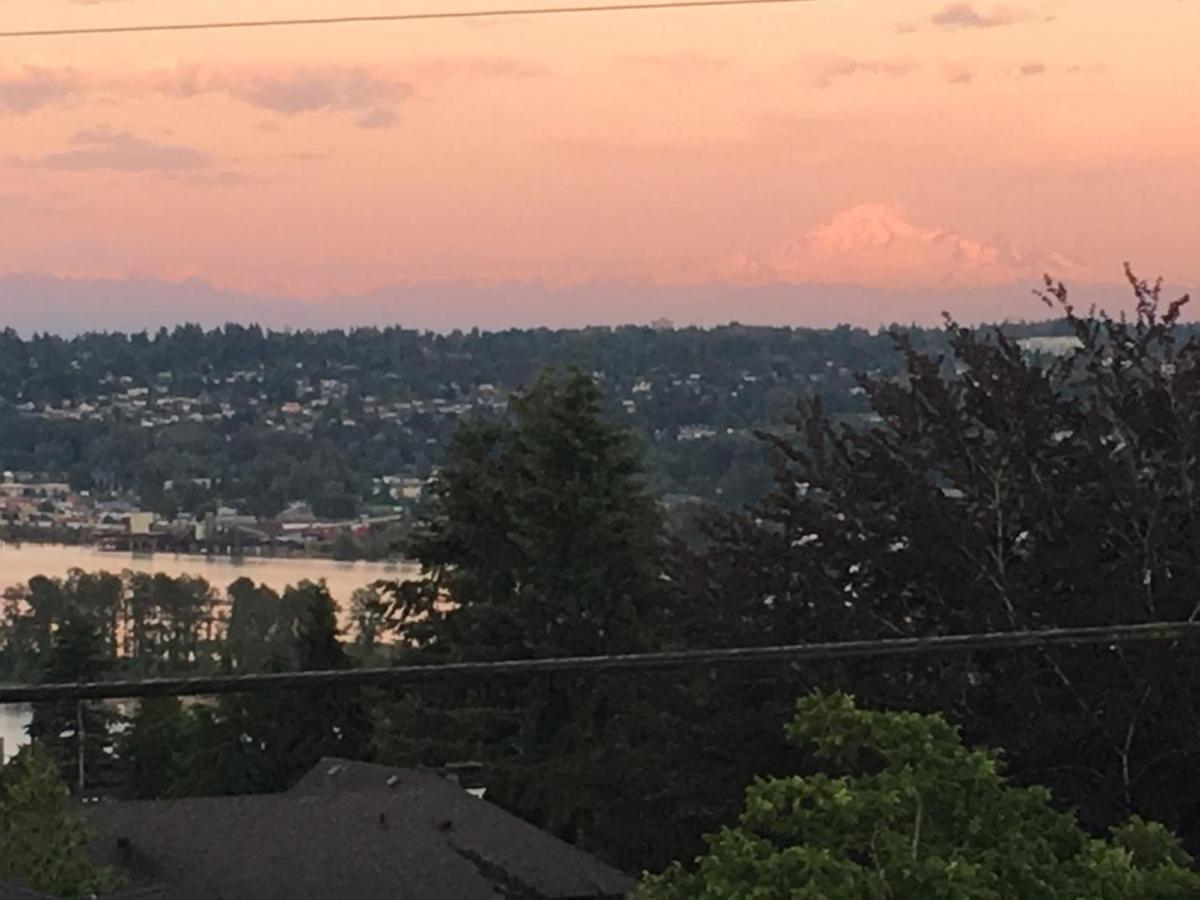 Lovely J Home -Stunning River View Cozy Two Bedroom Private Suite New Westminster Bagian luar foto