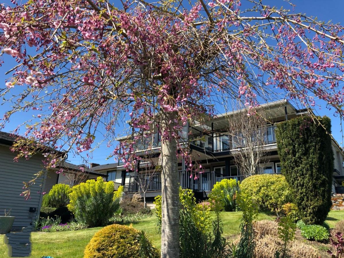 Lovely J Home -Stunning River View Cozy Two Bedroom Private Suite New Westminster Bagian luar foto
