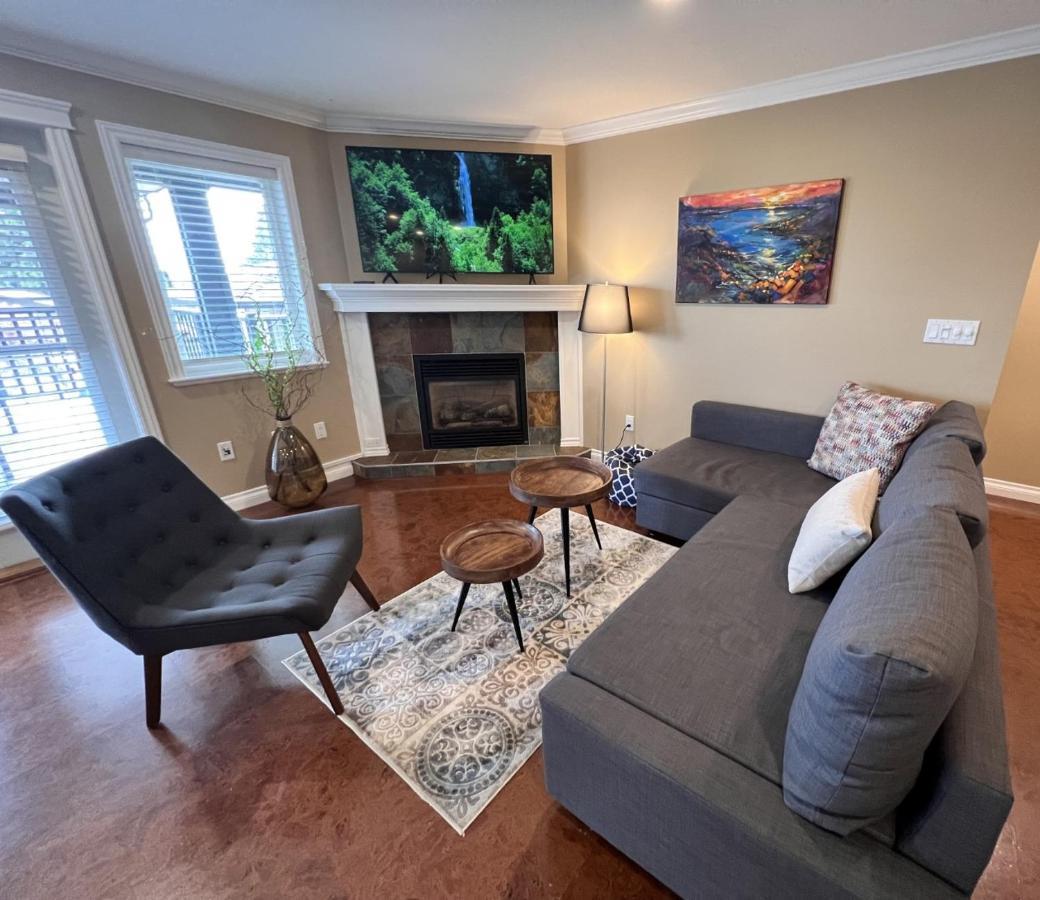 Lovely J Home -Stunning River View Cozy Two Bedroom Private Suite New Westminster Bagian luar foto