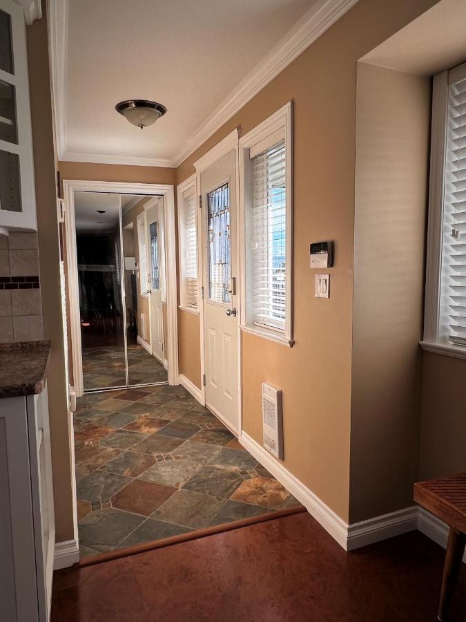 Lovely J Home -Stunning River View Cozy Two Bedroom Private Suite New Westminster Bagian luar foto