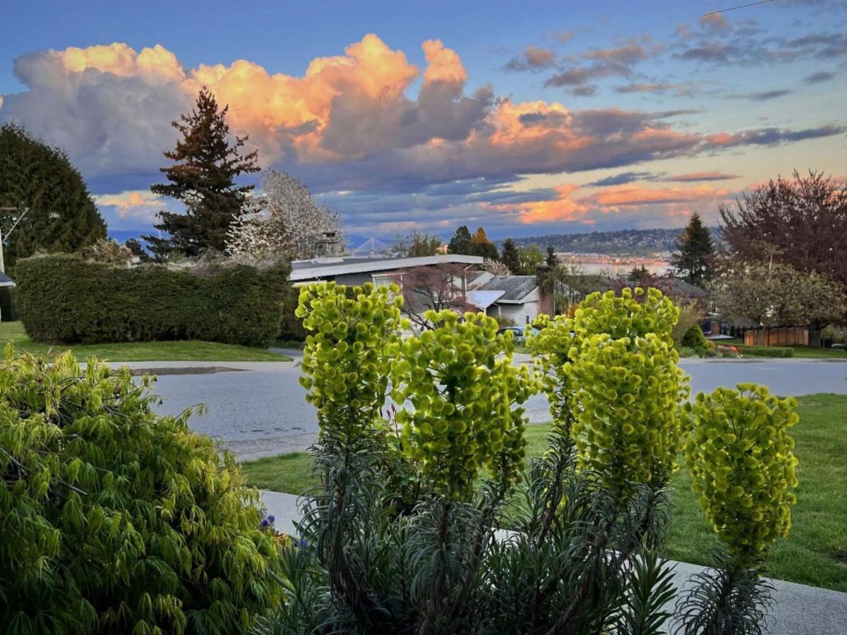 Lovely J Home -Stunning River View Cozy Two Bedroom Private Suite New Westminster Bagian luar foto