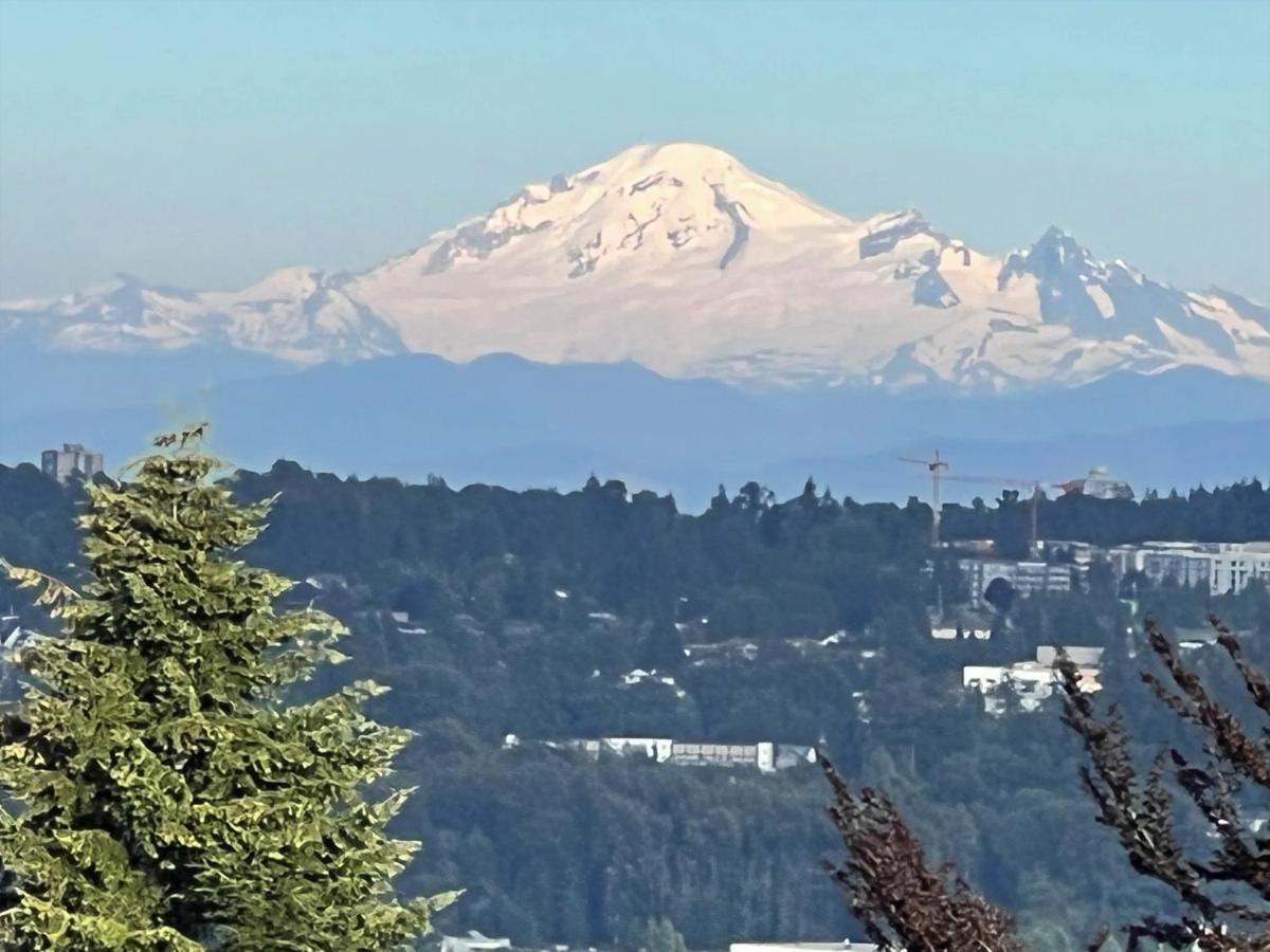 Lovely J Home -Stunning River View Cozy Two Bedroom Private Suite New Westminster Bagian luar foto