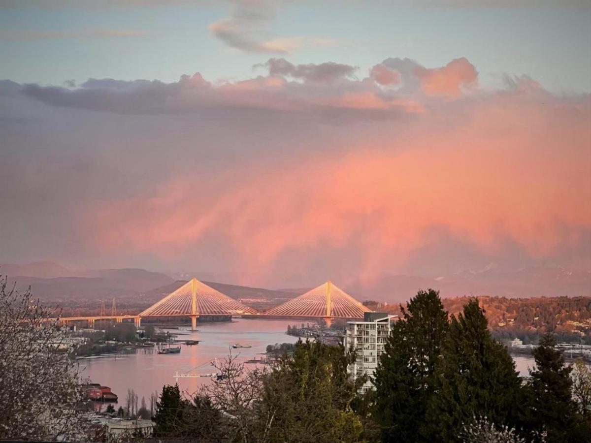 Lovely J Home -Stunning River View Cozy Two Bedroom Private Suite New Westminster Bagian luar foto