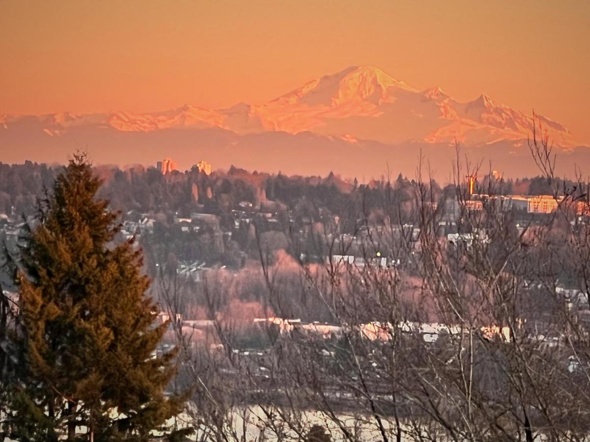 Lovely J Home -Stunning River View Cozy Two Bedroom Private Suite New Westminster Bagian luar foto
