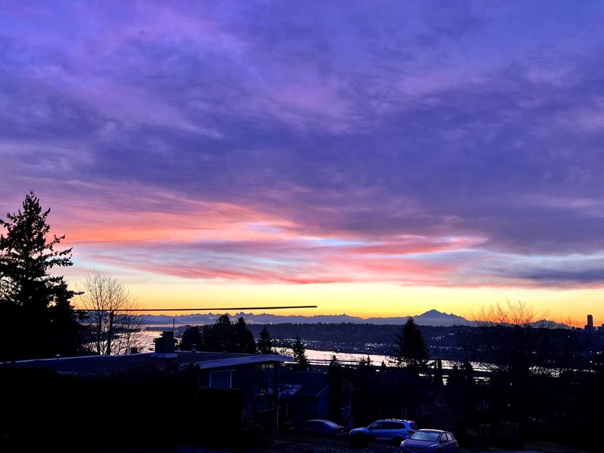 Lovely J Home -Stunning River View Cozy Two Bedroom Private Suite New Westminster Bagian luar foto